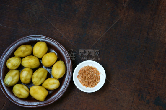 越南的亚洲人盐食物美味的零来自安巴雷拉或Spondiasmombin浸在糖浆中约两天图片