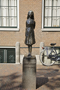 纪念馆AnneFrank雕像2013年8月7日拍摄于荷兰阿姆斯特丹的EuropexAPhoto户外纪念碑图片