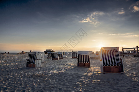 日落度假胜地的海滩图片