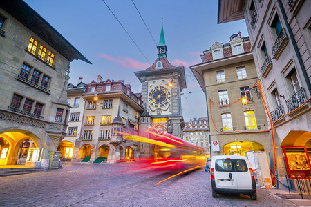 全景在历史悠久的伯尔尼市中心购物街道日落时瑞士城市风景首都河图片