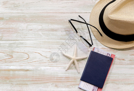 平面草帽眼镜和蓝护照木底有海星和暑假旅行概念太阳复制图片