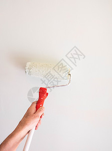 绘画改进男手墙壁配有油漆滚涂画公寓用白彩漆进行翻新屋图片