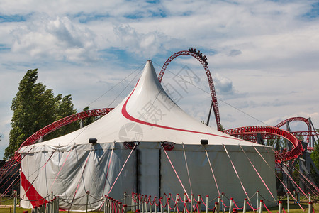 最佳骑娱乐公共游园内的马戏团帐篷和红色过山车公共游乐园内的马戏团帐篷和红色过山车图片