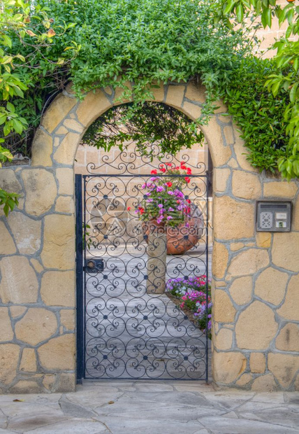 花朵人类发展报告对塞浦路斯首都尼科西亚传统住宅区一个由铁门组成的美丽传统房屋入口的拍摄镜头进行了处理该入口位于塞浦路斯首都尼科西图片