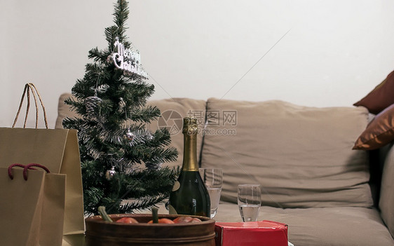 十二月家里客厅圣诞树装饰和室内背景及极简主义者家具图片