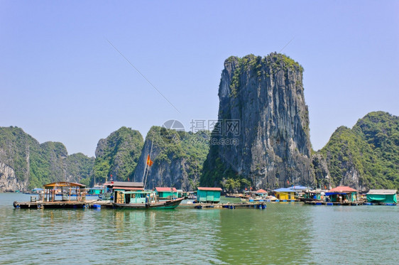 景观蓝色的船越南哈隆湾漂浮的渔村图片