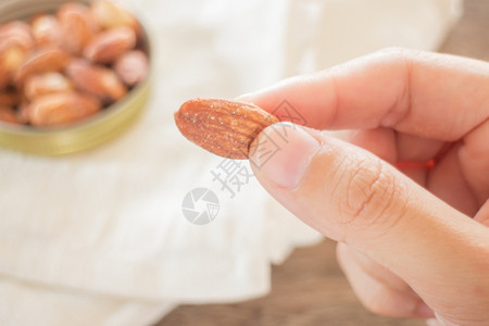 干燥坚果饮食风化木制桌上的杏仁烤盐库存照片图片