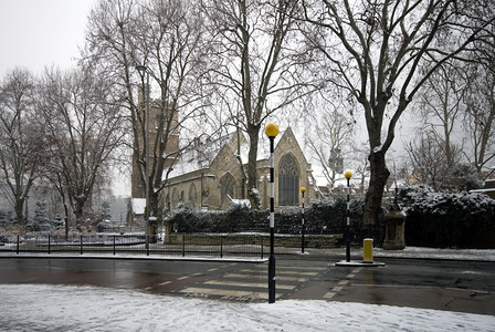 下雪的街道圣玛丽教堂和相邻的兰贝斯宫路伦敦英格兰在寒冷下雪温特斯柯克日天图片