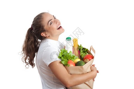 水果面包快乐的年轻女携带购物袋满的杂货店在白色背景纸图片