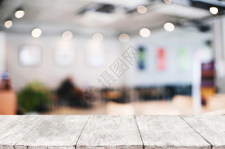 店铺木料空板桌有模糊的混合咖啡厅背景内部的图片