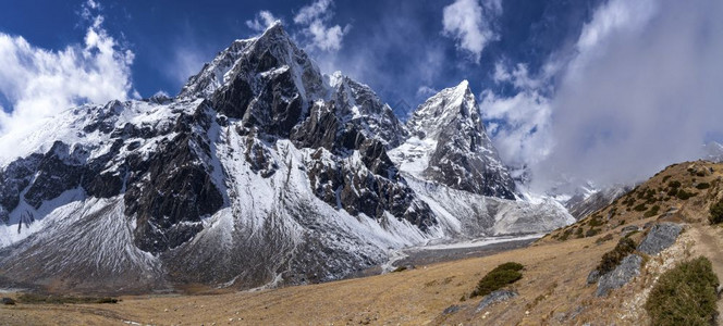 游客山腰首脑珠穆峰基地营长于Cholatse山峰和Pheriche河谷全景喜马拉雅山图片