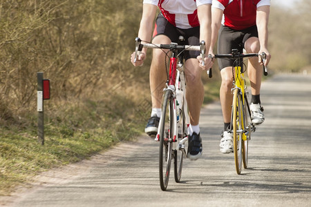活动成人爱好在乡村公路上骑自行车的男运动员人数少男运动员人数少图片