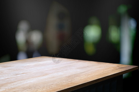 柜台棕色的位于模糊户外咖啡厅背景上的空木桌老图片
