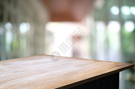 位于模糊的户外咖啡厅背景上的空木桌最佳店铺白的图片