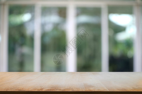 位于模糊的户外咖啡厅背景上的空木桌制剪辑现代图片