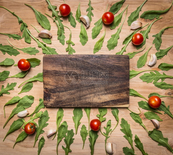 带西红柿和草药的切开板在文字位置周围木制生锈背景顶视图框为了木头新鲜的图片