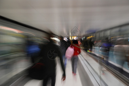 内部的窗户乘客们在国际机场急匆忙的故意模糊运动中上市图片