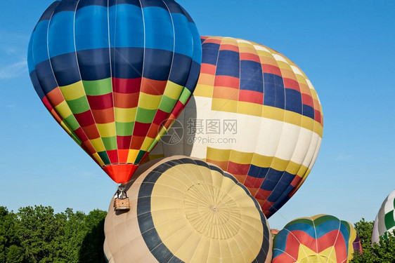 准备好天空起飞的五颜六色热气球反对蓝天准备起飞的五颜六色热气球空图片