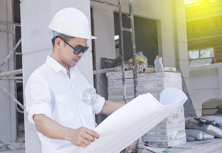 镇安全男专业工程师正在规划建筑工程设作图片