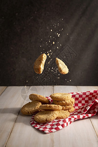桌子林自制饼干在白色木餐桌上飘浮的创意图象营养图片