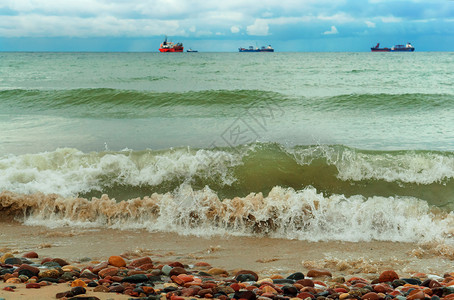 商业的距离俄罗斯绿色海浪地平线上三艘船海平线上波罗的图片