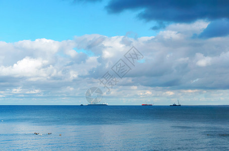 绿色海浪地平线上三艘船海平线上波罗的夏天血管图片