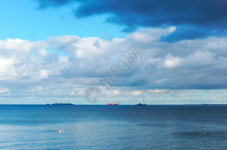 绿色海浪地平线上三艘船海平线上波罗的太阳滩自然背景图片