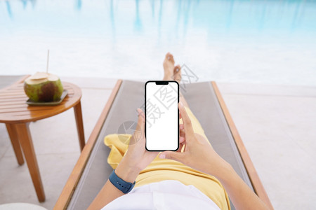女人躺在泳池床上用电话白屏幕空的技术小样图片