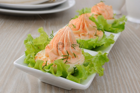 沙拉鸡蛋加上生菜叶中的鲑鱼梨开胃菜莴苣图片