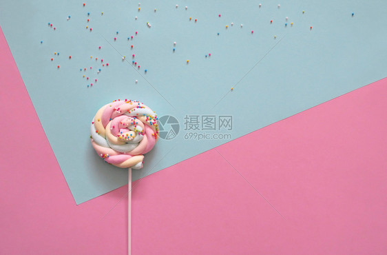 粉彩蓝色和红背景的香肠糊面棒糖最小的有色图片