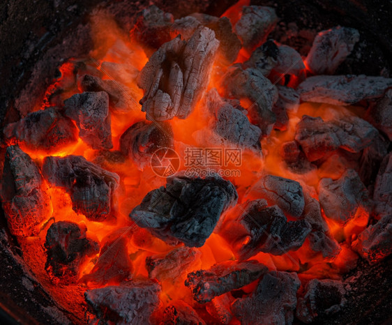 火重点厨师准备烤箱点心的红热烧烤木炭图片