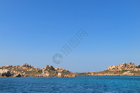 旅游法国科西嘉岛南海岸的岩层和岛屿景观夏天图片