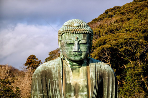 游客日本小户寺木浦的著名大佛铜雕像即宰津Daibutsu日本人祈祷图片