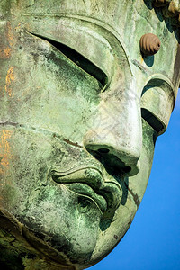 东中央方的日本小户寺木浦的著名大佛铜雕像即宰津Daibutsu图片