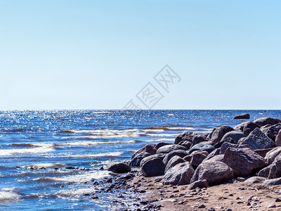 抽象的沙滩上石块巨阳光夏日天花岗岩图片