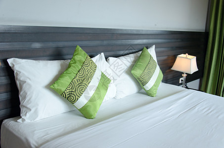 现代卧室的床铺和枕头房间蓝色的公寓图片