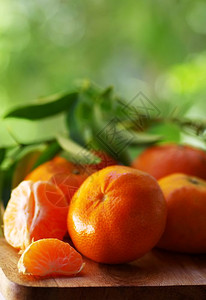 柑桔木制桌上有叶子的新橘鲜橙图片