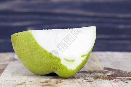 离开新鲜的标签一只梨子在木板上被咬断了在吃水果的切肉里图片
