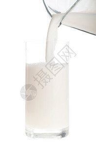 喝溅一种将鲜奶倒入白底的玻璃杯中图片