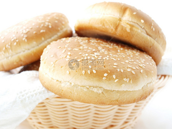 小麦木制篮子中的汉堡包白拖向色的黑面包健康午餐图片