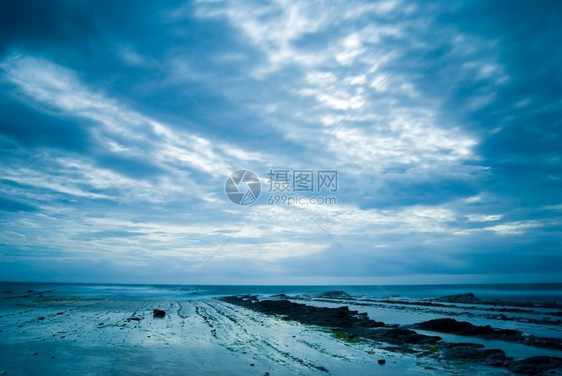 风景浪的落岩海滨东亚洲游客图片