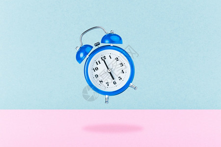 粉红色蓝闹钟背景的手表信号分图片