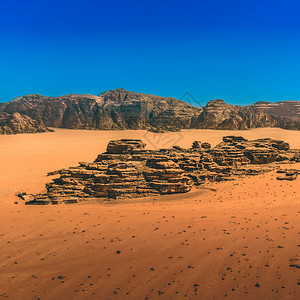 在约旦中东的瓦迪伦姆沙漠中无缝的深蓝天空下红沙和岩石旅行孤独冒险图片