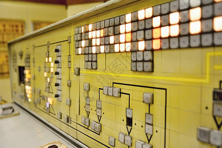 照片熔炼厂控制室用许多按钮的旧式控制板关闭镜头拍摄旧式控制板乐器老的图片