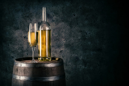 成熟赤霞珠文化在黑暗的木瓶中桶上装酒和白杯在木桶上装酒杯图片