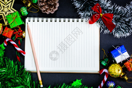 木制的商业绿色新年概念黑纸背景上空笔记本和铅的圣诞喜庆装饰品最佳图像新年概念图片