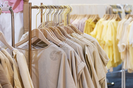 室内的棕色衬衫在商场时装店销售的服架上挂着中色调的女棉衣贴近画面照片来自购物中心时装商店图片