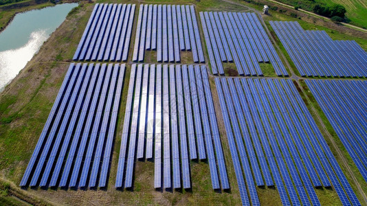 太阳电池板在能农场电池室的空中观察可再生技术创新的图片