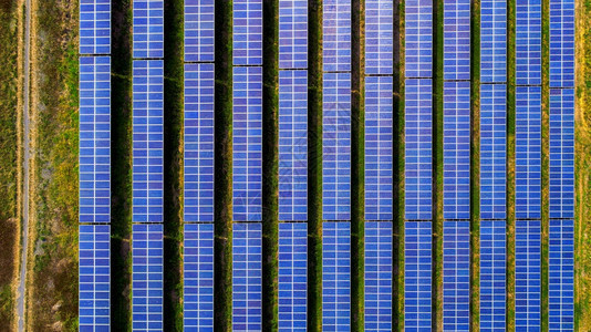 太阳电池板在能农场电池室的空中观察绿色面板控制图片