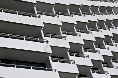新的现代建筑许多白色阳台的列数视窗外部图片